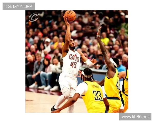 米切尔无球跑动拉开空间，主导骑士外线火力